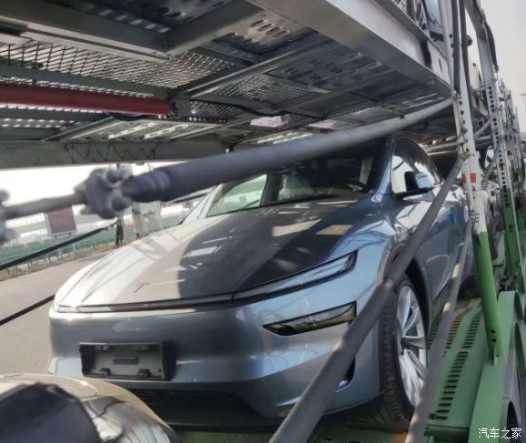 新款特斯拉Model Y实车 曝外观内饰 车身比例未变 转向灯拨杆保留新款特斯拉Model Y实车 曝外观内饰 车身比例未变 转向灯拨杆保留