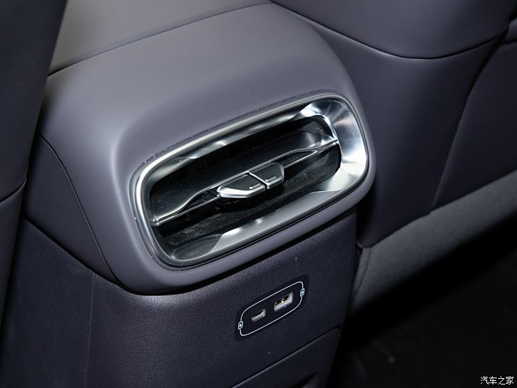 零跑B10内饰正式亮相，并于3月10日开启预售，聚焦10-15万市场