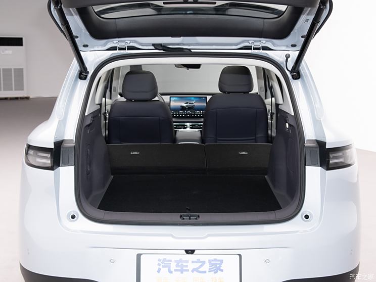 零跑B10内饰正式亮相，并于3月10日开启预售，聚焦10-15万市场