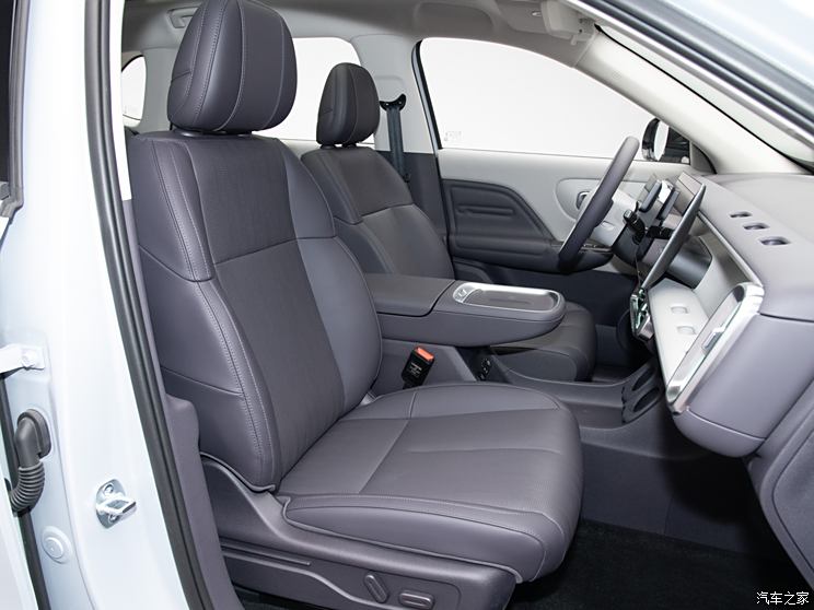 零跑B10内饰正式亮相，并于3月10日开启预售，聚焦10-15万市场