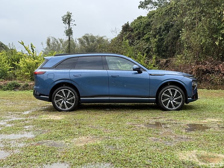 2025款小鹏G9正式亮相，全系标配高阶智驾及双腔空气悬架等