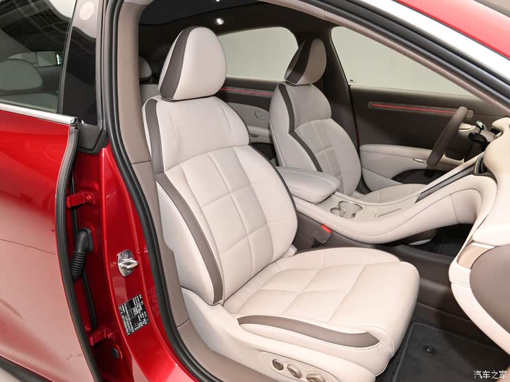 权益价20.49-26.49万元 新款智己L6上市 排队等小米SU7还是选它？