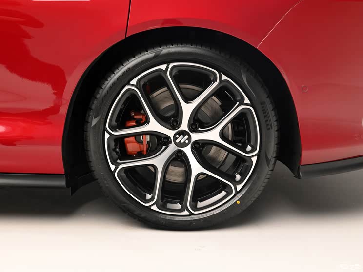 权益价20.49-26.49万元 新款智己L6上市 排队等小米SU7还是选它？