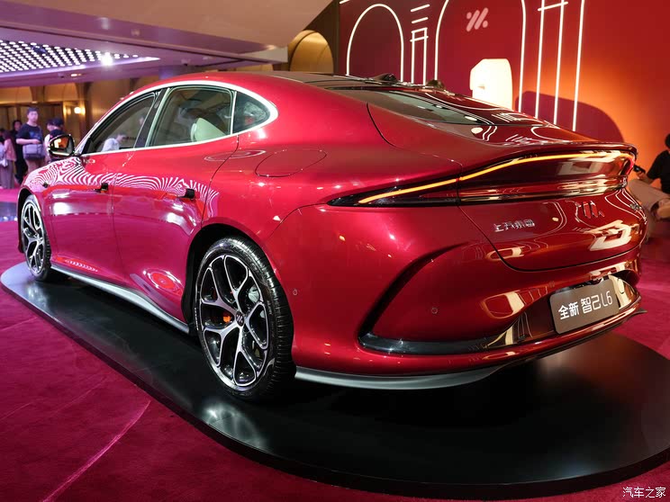 权益价20.49-26.49万元 新款智己L6上市 排队等小米SU7还是选它？