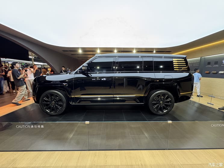 2025粤港澳大湾区车展：仰望U8L曜石黑配日珥金全新车色首发