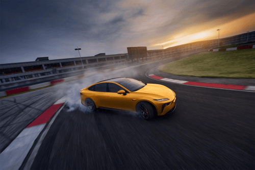 安全配置拉满！东风奕派 eπ007，15 万级纯电轿跑，年轻人首台放心选